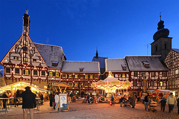 Mittelalterlichen Fachwerkhäusern bietet den festlichen Hintergrund für einen kleinen aber sehenswerten Weihnachtsmarkt in Forchheim.