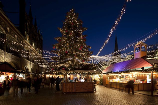 Impressionen vom Weihnachtsmarkt am Rathaus in Lübeck