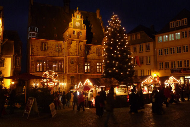 Blick auf den Adventsmarkt in Marburg an der Lahn