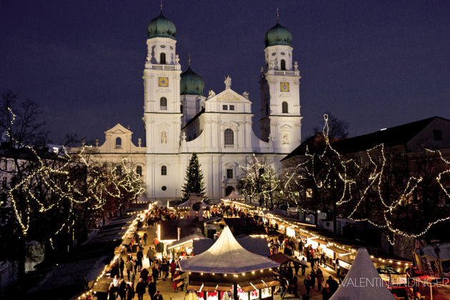 Blick über den Christkindlmarkt am Dom in Passau