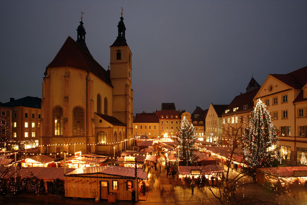 Der traditionelle Christkindlmarkt in Regensburg lässt den Neupfarrplatz im weihnachtlichen Glanz erstrahlen
