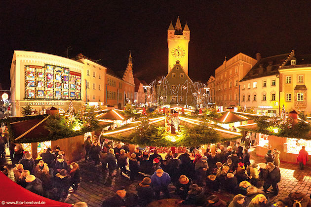Der Straubinger Christkindlmarkt mit Wintermärchewald und dem Straubinger Adventskalender findet am historischen Stadtplatz zu Füßen des Wahrzeichens der Stadt, dem Straubinger Stadtturm statt.