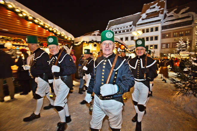 Bergparade im Fackelschein auf dem Freiberger Christmarkt - original bergmännisch im Erzgebirge.