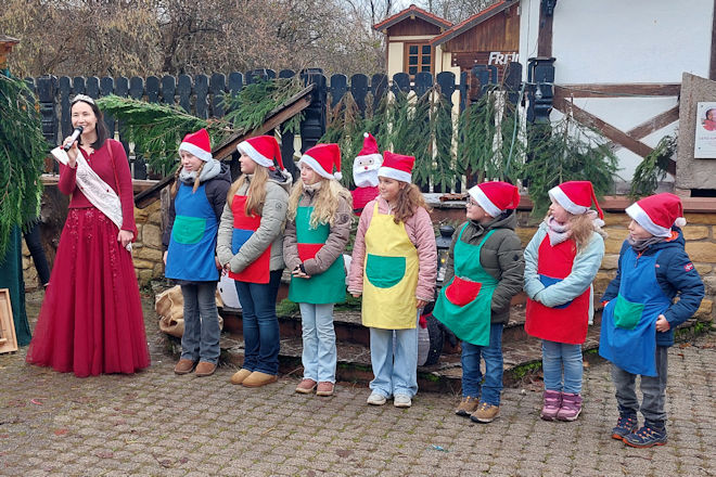 Das Pfälzer Dornröschen mit seinem Hofstaat, den 7 Zwergen, zu Besuch auf dem Weihnachtsmarkt in Dörrenbach.