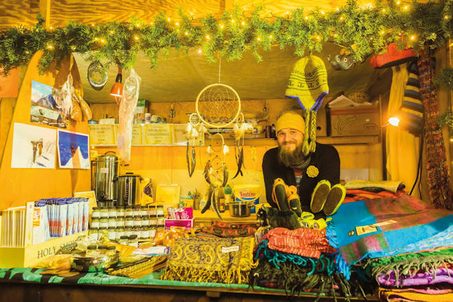 Händler mit außergewöhnlichem Angebot auf dem Elbhangfest-Weihnachtsmarkt.
