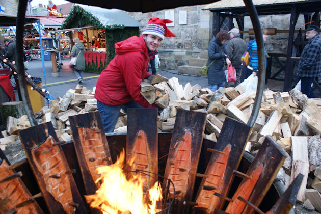 Jede Menge Birkenholz für finnischen Flammlachs zum Finnischen Fest im Arctic Village auf dem Halleschen Weihnachtsmarkt