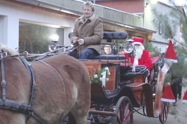 Zur Hofweihnacht auf dem Paschlewwer Freizeit- und Ferienhof kommt der Weihnachtsmann mit der Kutsche.