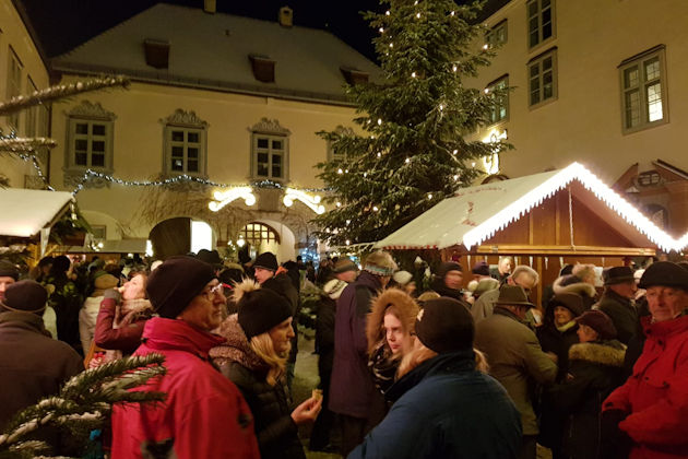 Impressionen vom Kipferlmarkt im Hof von Schloss Hofhegnenberg in Steindorf (Schwaben)