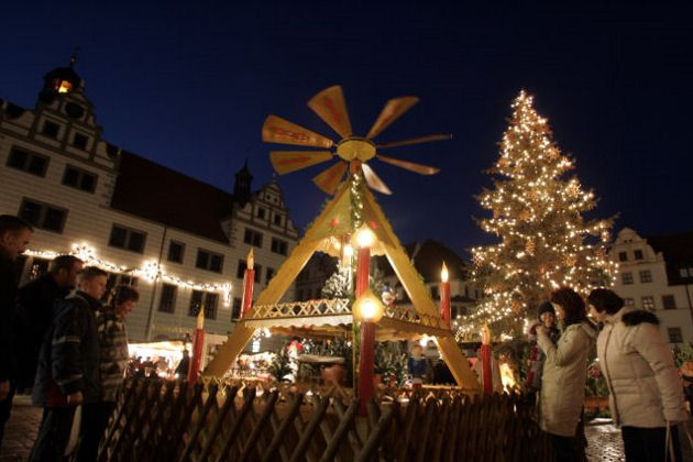 Pyramide vor dem Rathaus beim Märchen-Weihnachtsmarkt in Torgau