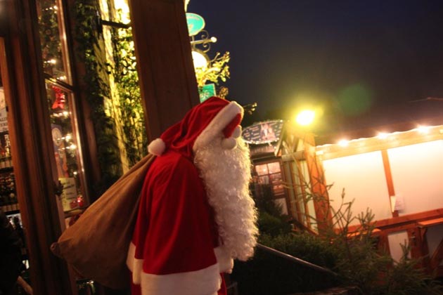 Natürlich stattet auch der Weihnachtsmann dem Märchenhaften Weihnachtsmarkt im Liebharts Detmolder Fachwerkdorf einen Besuch ab.