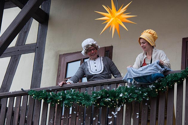 Auf dem Märchenhaften Weihnachtsmarkt in der Festung Schloss Senftenberg können Sie auch Frau Holle begegnen.