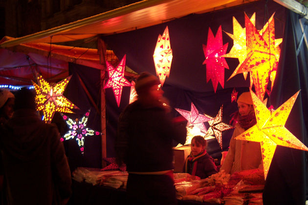 Adventssterne auf dem Adventsökomarkt am Kollwitzplatz