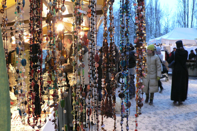 Perlenketten auf dem Adventsökomarkt am Kollwitzplatz
