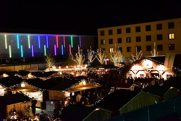 Blick über Singener Hüttenzauber & Weihnachtsmarkt am Rathaus