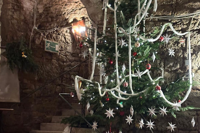 Impressionen vom unterirdischen Weihnachtsmarkt in Grumbach.