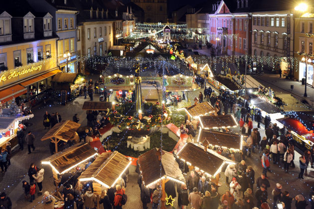 Blick über den Weihnachts- und Neujahrsmarkt in Speyer