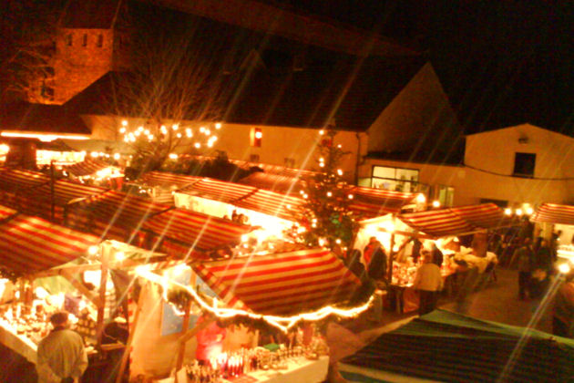 Blick über den Weihnachtsmarkt auf Lehmanns Bauernhof in Berlin-Marienfelde.