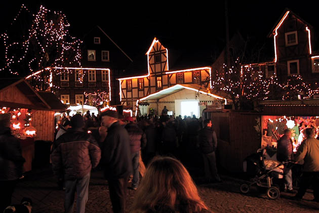 Die festliche Beleuchtung auf dem Weihnachtsmarkt in Bad Zwesten versetzt die Besucher in Weihnachtsstimmung
