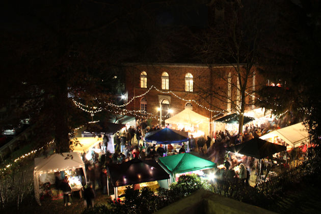 Blick auf die Ostseite (Kirchenrückseite) des Weihnachtsmarktes der Kirchengemeinde Alt-Garbsen in abendlicher Stimmung.