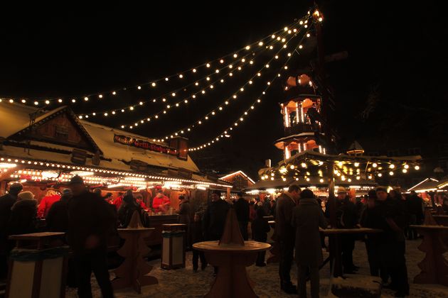 Die weihnachtlich geschmückten Stände auf dem Weihnachtsmarkt Engelkemarkt in Emden bieten leckere Köstlichkeiten wie Mendeln, Lebkuchen, Glühwein und Punsch