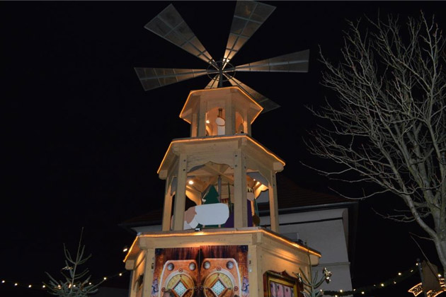 Zu den optischen Höhepunkten auf dem Weihnachtsmarkt in Bad Krozingen gehört die 12m hohe Weihnachtspyramide