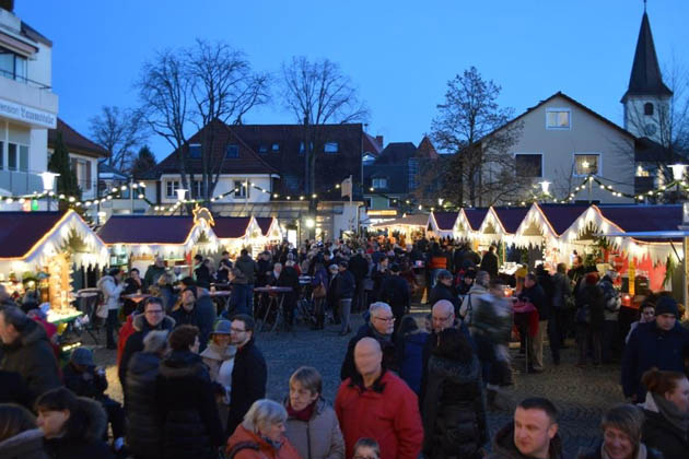 Um die weihnachtlich geschmückten und beleuchteten Hütten herrscht reges Treiben auf dem Weihnachtsmarkt in Bad Krozingen