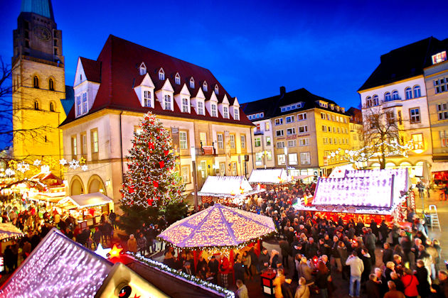 Für den Bielefelder Weihnachtsmarkt bietet der Alte Markt eine stimmungsvolle Kulisse.