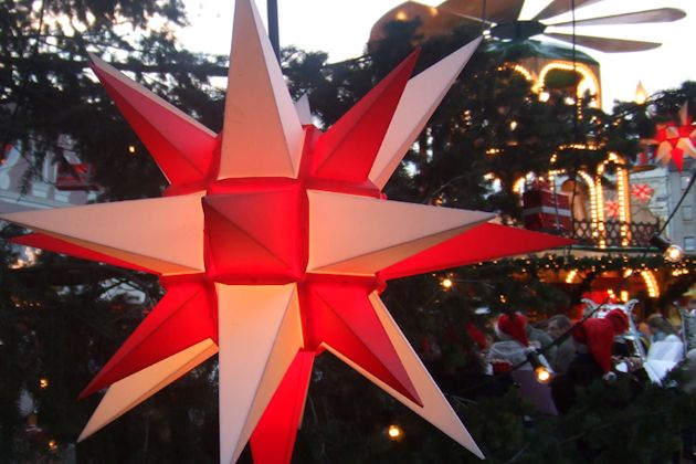 Zum Weihnachtsmarkt der 1000 Sterne sind die Herrnhuter Sterne in den Cottbus-Farben rot-weiß nicht zu übersehen.