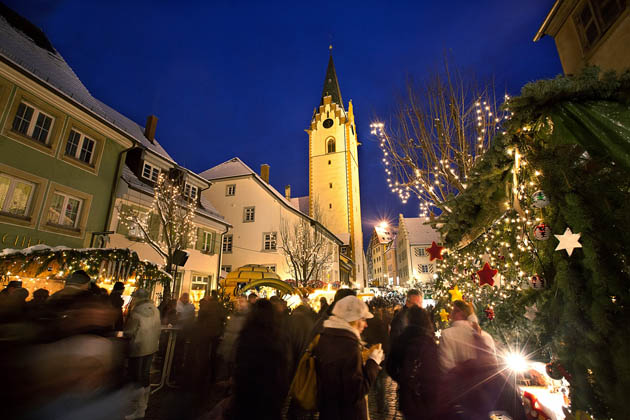 Auf dem Weihnachtsmarkt in Engen herrscht eine stimmungsvolle vorweihnachtliche Atmosphäre.