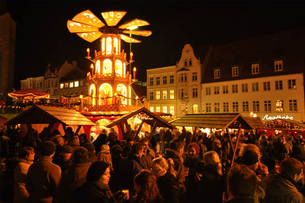 Eine überdimensionale Weihnachtspyramide sorgt für vorweihnachtliche Stimmung auf dem Weihnachtsmarkt in Flensburg.