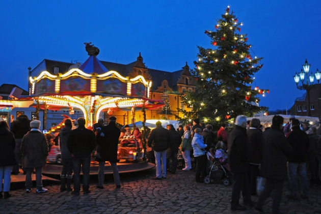 Der kleine beschauliche Weihnachtsmarkt im historischen Ambiente des Marktplatzes lädt zum Bummeln und Schauen rund um die festlich beleuchtete Weihnachtstanne ein.