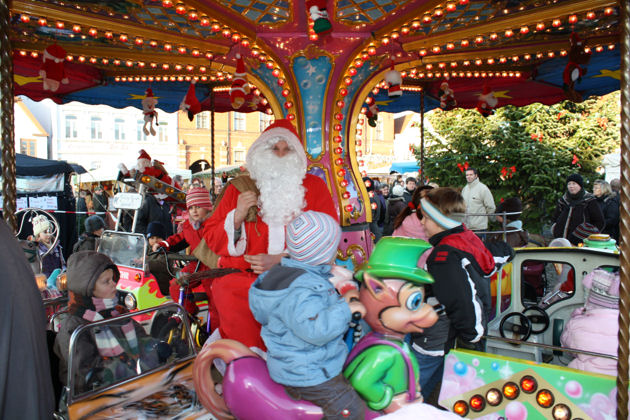 Auch der Weihnachtsmann ist jedes Jahr auf dem Glückstädter Weihnachtsmarkt zu Gast.