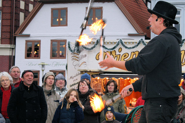 Live-Musik oder Kleinkunst auf der kleinen Bühne im Zentrum des Marktes sorgen beim Weihnachtsmarkt in Glückstadt für weihnachtliche Stimmung.