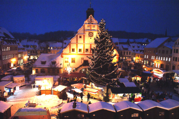 Blick über den Weihnachtsmarkt in Grimma