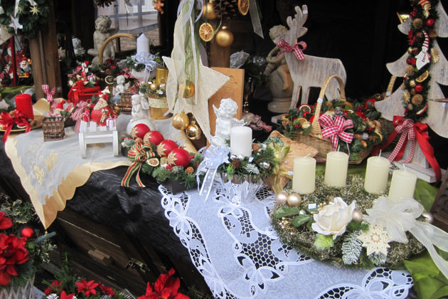 Blick auf das Angebot der Kunsthandwerker beim Weihnachtsmarkt in Hückelhoven