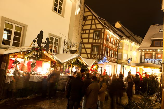 Leuchtende Weihnachtshütten beim Weihnachtsmarkt in der historischen Altstadt von Markdorf.