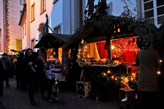 Liebevoll dekorierte Weihnachtshütten vor der malerischen Kulisse des Bischofschlosses in Markdorf.