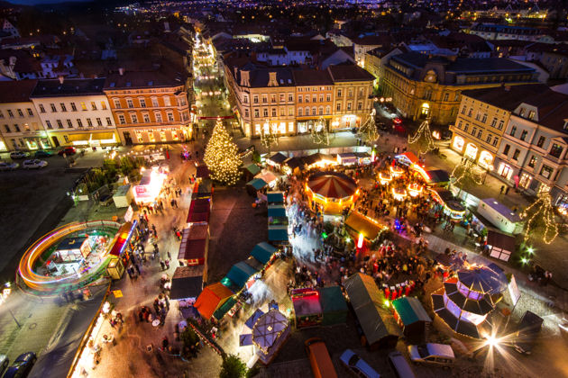 Blick über den Weihnachtsmarkt in Meiningen