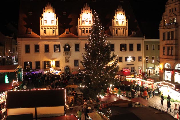 Der Weihnachtsmarkt in Meißen vor dem historischen Rathaus der Stadt.