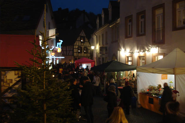 Weihnachtliches Ambiente zwischen Fachwerk- und Renaissancegiebeln auf dem Weihnachtsmarkt in Ottweiler.