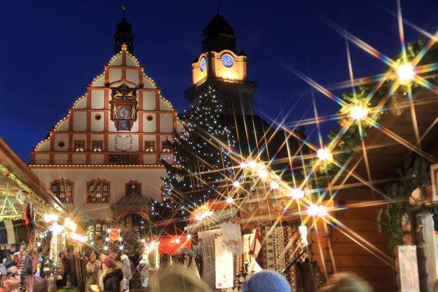 Zum Weihnachtsmarkt in Plauen erstrahlt die historische Innenstadt in weihnachtlichem Lichterglanz.