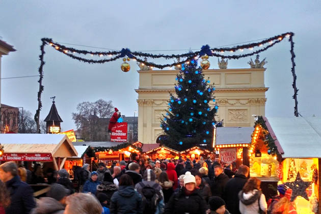 Der Weihnachtsmarkt in der Brandenburger Straße in Potsdam mit dem 13 Meter hohen Weihnachtsbaum vor dem Brandenburger Tor