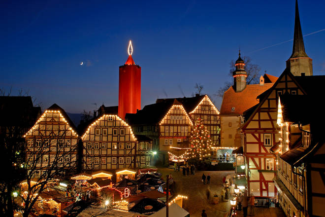 Der Weihnachtsmarkt in Schlitz ist bekannt für die wohl größte Weihnachtskerze der Welt.