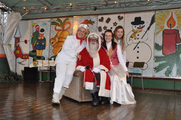 Weihnachtsmann mit Stollenmädchen und Bäckerbursche Fridolin auf dem Weihnachtsmarkt in Schwepnitz