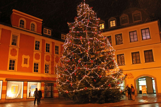 Auf dem Weihnachtsmarkt in Selb steht der größte mit Porzellan geschmückte Weihnachtsbaum in Deutschland.