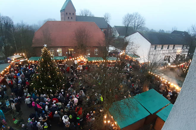 Blick über den Weihnachtsmarkt in Stelle (Landkreis Harburg).