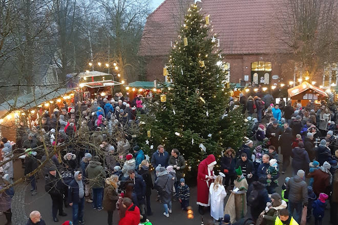 Der Weihnachtsmann zu Besuch auf dem Weihnachtsmarkt in Stelle (Landkreis Harburg).