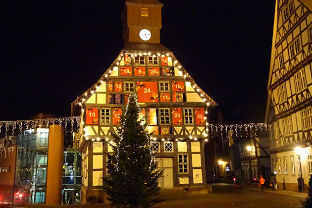 Das Alte Rathaus in Uslar verwandelt sich zum Weihnachtsmarkt in einen riesigen Adventskalender.