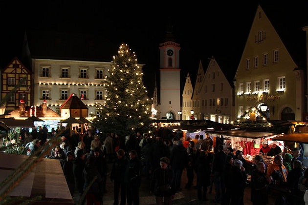 Blick auf den Weihnachtsmarkt im bayerischen Weißenburg
