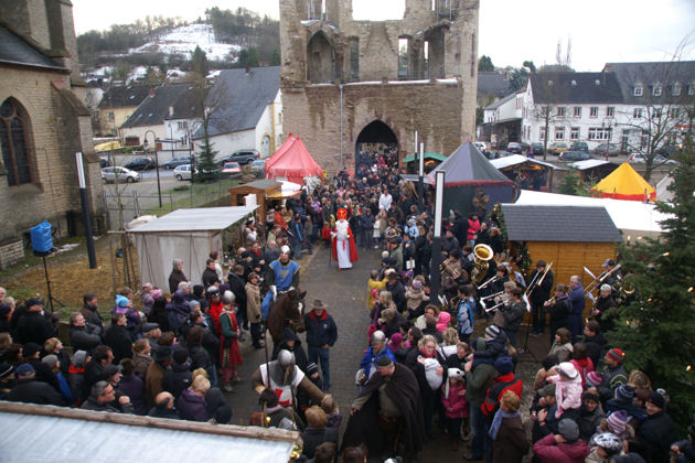 Besuch vom Nikolaus auf dem Mittelalterlichen Weihnachtsmarkt zu Welschpilliche